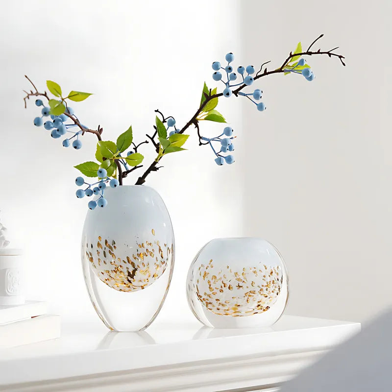 Petit Vase Luxueux Fond Marin, présentation des modèles rond et ovale avec tiges de baies sur une table.