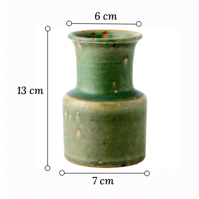 Petit Vase Vintage Vert Vieilli, dimensions 13 cm sur fond blanc.