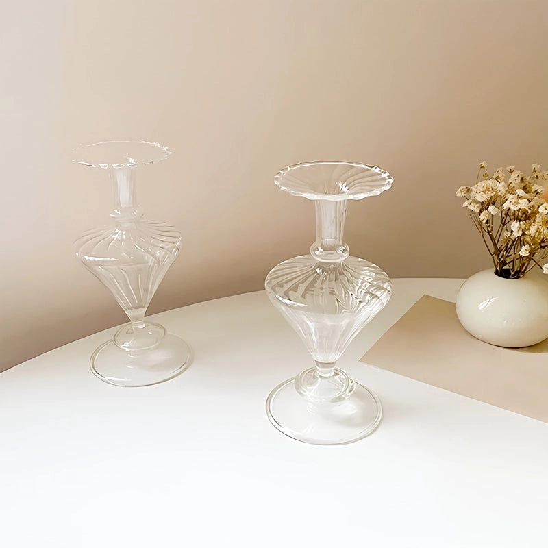 Présentation de deux vases carafe chic transparent en verre sans fleurs sur une table.