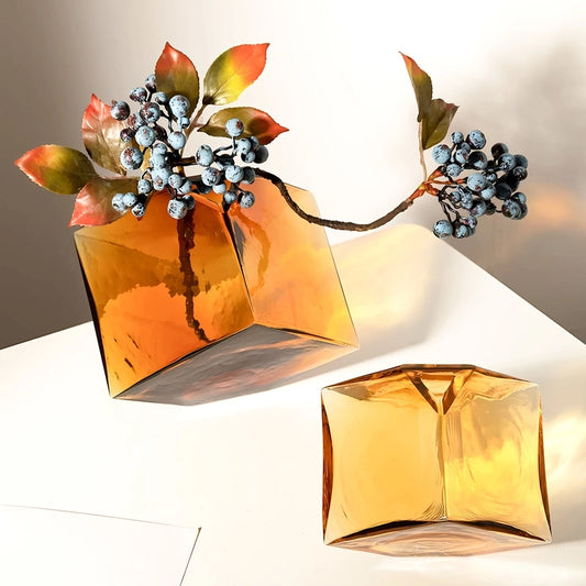 Soliflore Ambre Cubique Translucide Hydroponique mise en scène des modèles Grand avec tiges et petit sans fleurs sur une table blanche.