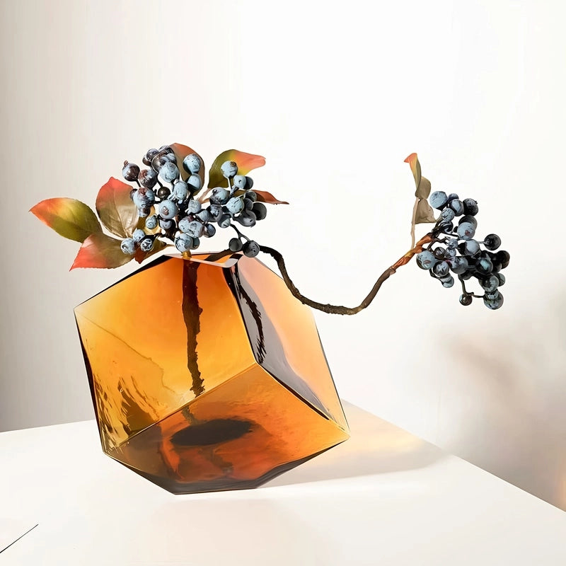 Soliflore Ambre Cubique Translucide Hydroponique présentation du modèle Grand avec tiges florales sur une table blanche.
