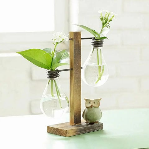 Soliflore ampoule avec support socle en bois présentation du modèle Duo avec des fleurs et ornements sur une table