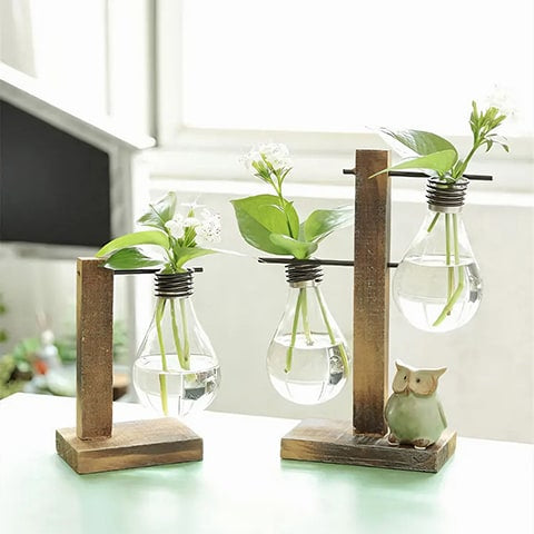 Soliflore ampoule avec support socle en bois présentation et mise en scène sur une table des modèles Solo et Duo avec fleurs et ornements