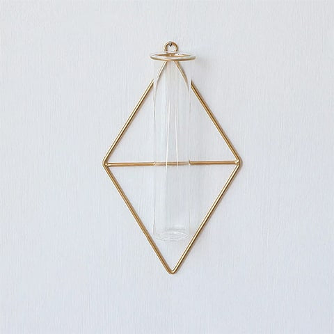 Soliflore cadre mural géométrique en verre et fer forgé modèle Prismatique sur fond blanc.