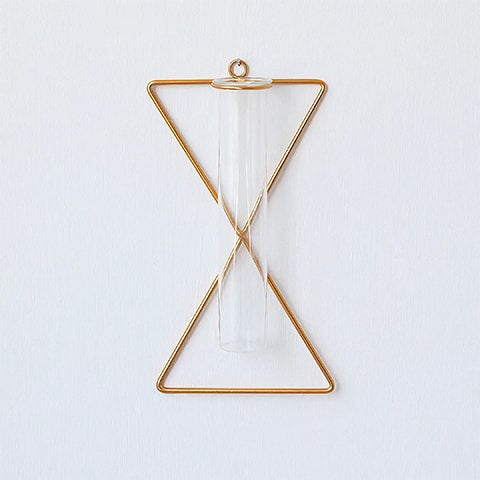 Soliflore cadre mural géométrique en verre et fer forgé modèle Sablier sur fond blanc.