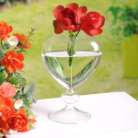 Soliflore cœur transparent sur pied présentation avec roses rouges.