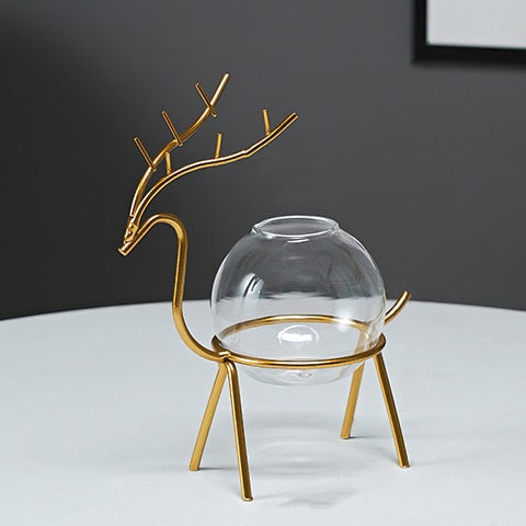 Soliflore design cerf majestueux modèle A Or sans plante sur une table.