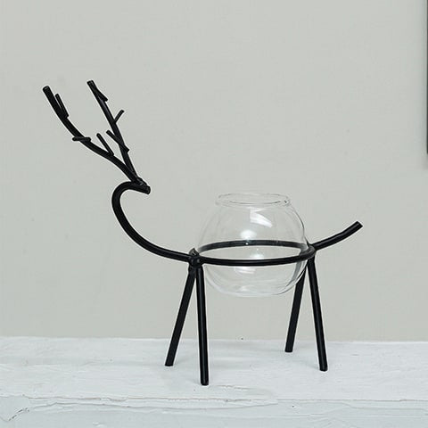 Soliflore design cerf majestueux modèle B Noir sans plante sur une table