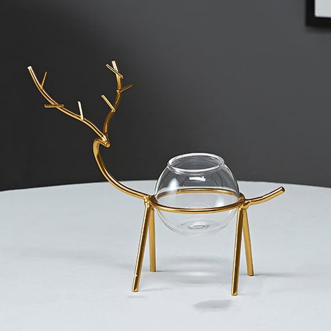 Soliflore design cerf majestueux modèle B Or sans plante sur une table