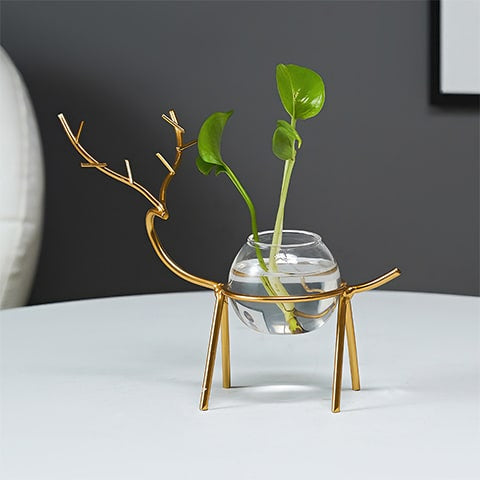 Soliflore design cerf majestueux présentation du modèle B Or sur une table avec plante