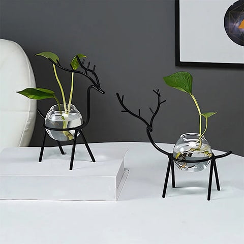 Soliflore design cerf majestueux présentation des modèles A & B noir sur une table blanche avec des plantes vertes
