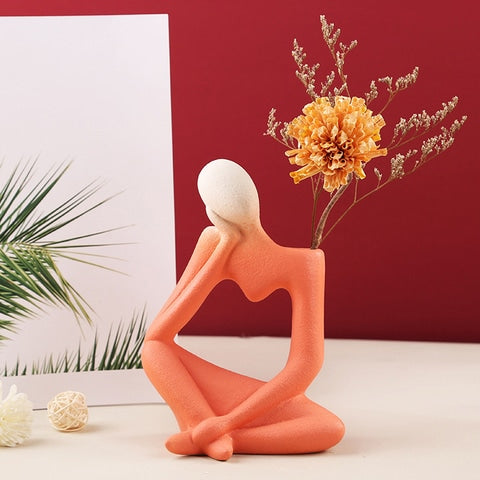 Soliflore design figurine pensive modèle rouge brique avec fleur orange