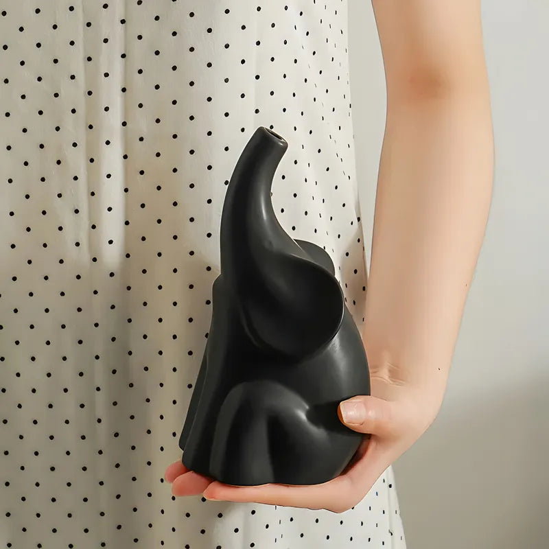 Soliflore Éléphant Duo Noir et Blanc présentation du modèle noir, tenu en main, sans fleurs.