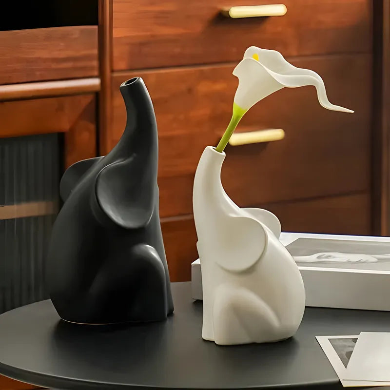 Soliflore Éléphant Duo Noir et Blanc présentation des modèles noir et blanc avec fleur sur une petite table.