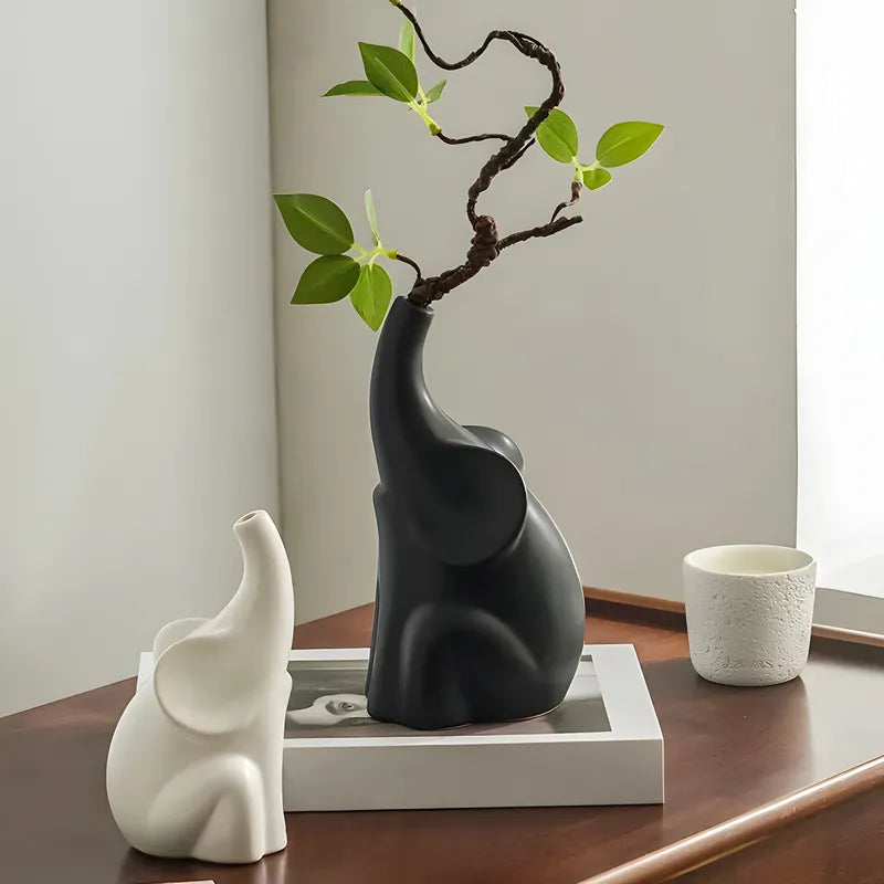 Soliflore Éléphant Duo Noir et Blanc présentation des modèles Noir et blanc avec tige florale artificielle sur une table en bois.