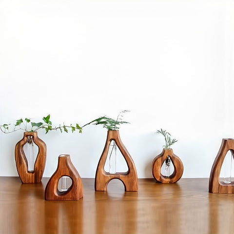 Soliflore en bois design formes variées en verre et bois, présentation de tous les modèles avec plantes vertes sur une table.