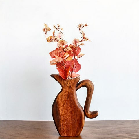 Soliflore en bois forme cruche présentation modèle A taille M avec fleurs sur table en bois