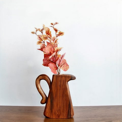 Soliflore en bois forme cruche présentation modèle B taille S avec fleurs sur table en bois