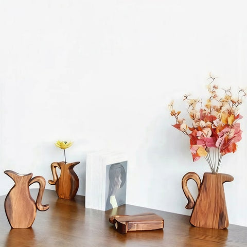 Soliflore en bois forme cruche présentation de tous les modèles toute taille avec fleurs sur table en bois