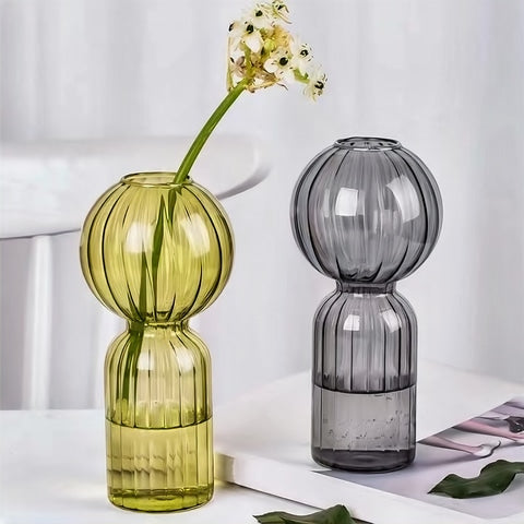 Soliflore Forme Bilboquet Coloré, présentation des modèles vert avec fleurs et gris sans fleurs sur une table blanche.