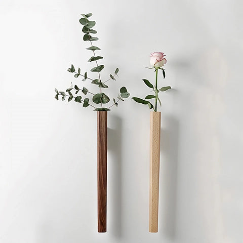 Soliflore haut longiligne mural en Bois présentation des modèles Bois de hêtre et bois de noyer avec rose et tige d'eucalyptus.