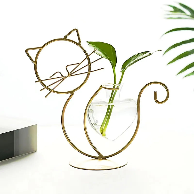 Soliflore Petit Chat Cœur Craquant présentation du modèle doré 19 cm avec plantes vertes sur une table blanche.