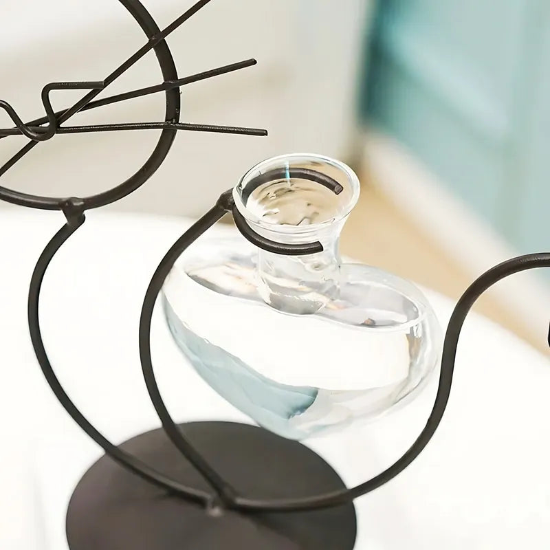 Soliflore Petit Chat Cœur Craquant, présentation du modèle noir 19 cm sans fleurs vue de près sur une table blanche.