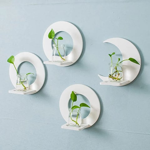 Soliflore en plastique encadrement géométrique blanc accrochés au mur avec plantes vertes