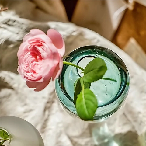 Soliflore sphérique sur socle tubulaire en verre présentation du modèle Bleu avec une rose vue du haut détails