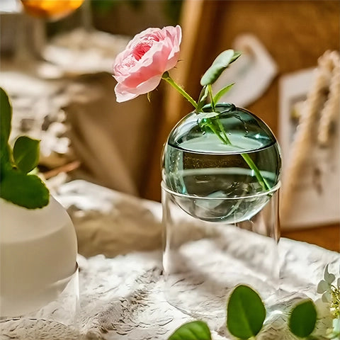 Soliflore sphérique sur socle tubulaire en verre présentation du modèle Bleu avec rose