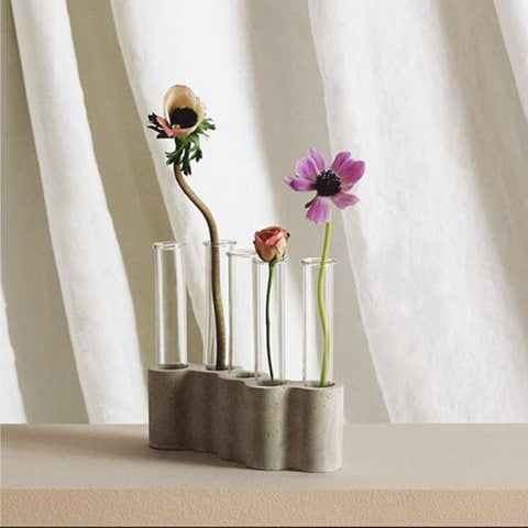 Soliflore tubes ikebana avec fleurs violettes