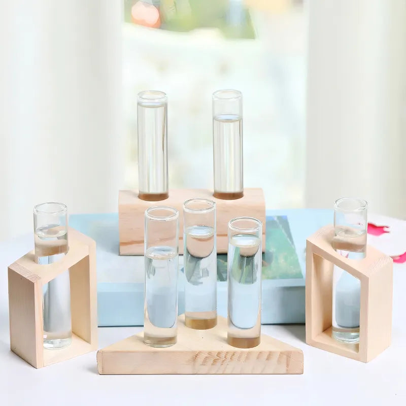 Soliflore Tube sur Support Bois Géométrique présentation de tous les modèles sans plante verte sur une table.