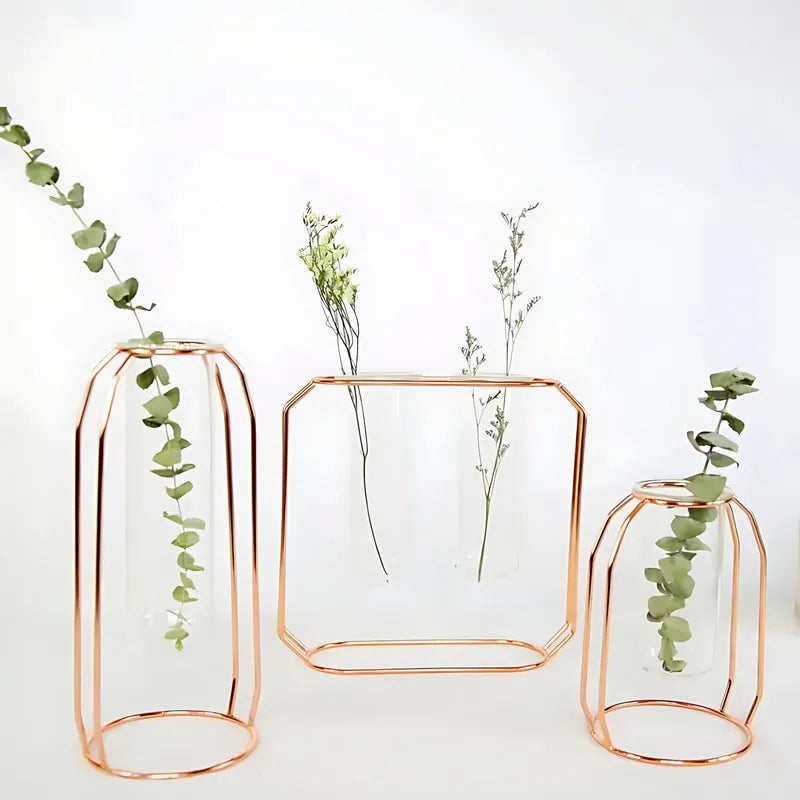 Soliflore Tube Suspendu Cadre Géométrique Rose Gold, présentation des modèles A, B et C avec plantes vertes, prise de vue de près sur une table blanche.