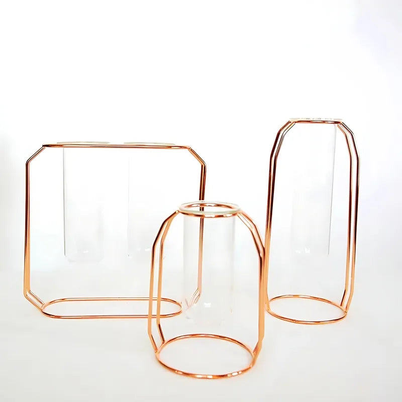 Soliflore Tube Suspendu Cadre Géométrique Rose Gold, présentation des modèles A, B et C sans fleurs et sans eau sur une table blanche.