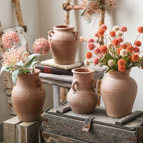 Vase amphore argile rouge vieillie, présentation tous les styles avec fleurs mise en scène.