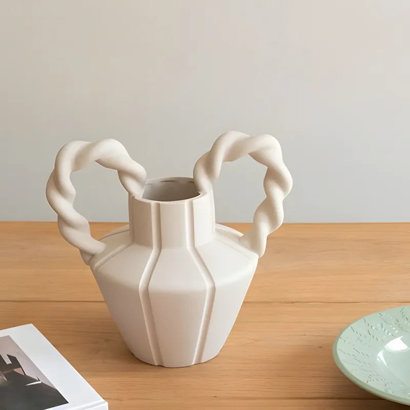 Vase Amphore Moderne Anses présentation du modèle beige sur une table en bois.