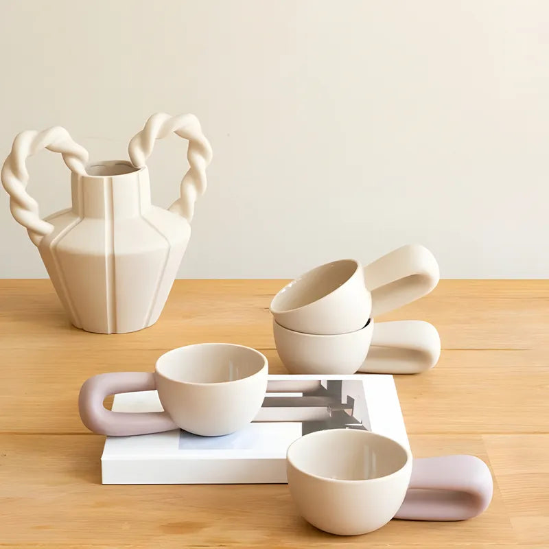 Vase Amphore Moderne Anses Torsadées, présentation et mise en scène avec ornements sans fleurs.