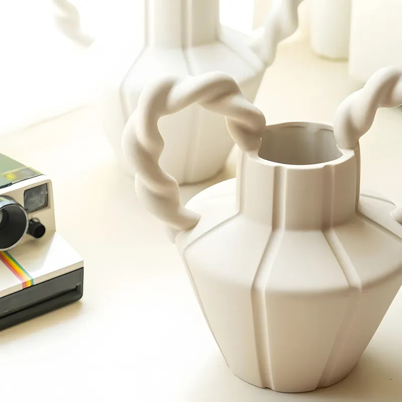 Vase Amphore Moderne Anses Torsadées, présentation du modèle beige vu de près sans fleurs.