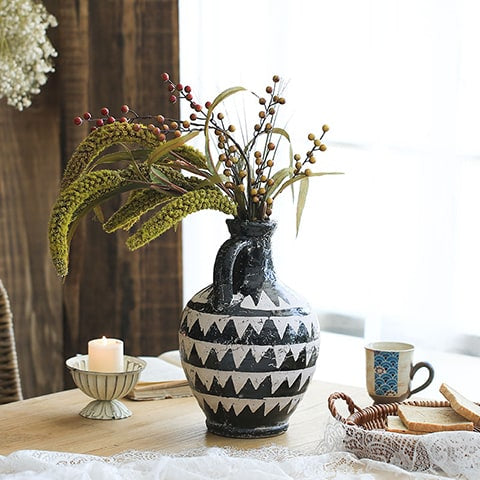 Vase ancien noir et blanc cruche motif triangles présentation modèle A avec un bouquet de fleurs