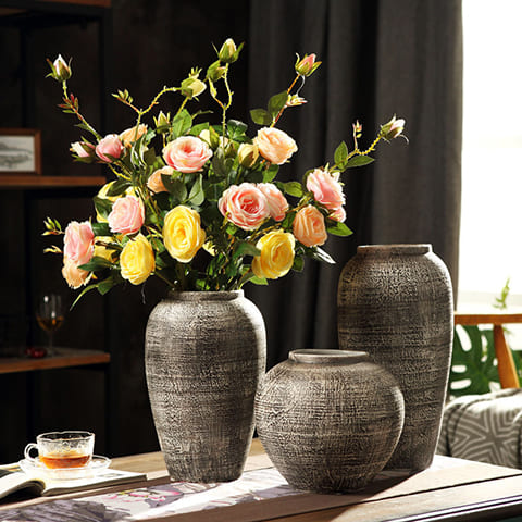 Vase ancien effet pierre présentation de toutes les tailles, modèle M orné d'un bouquet de roses. 