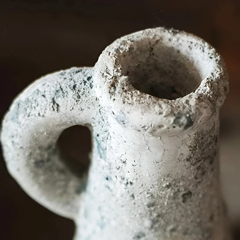 Vase Ancien Forme Bouteille avec Anse détail du col, vu de près.