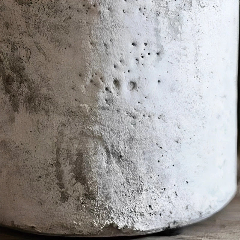 Vase Ancien Forme Bouteille avec Anse détails de la matière, vu de près.
