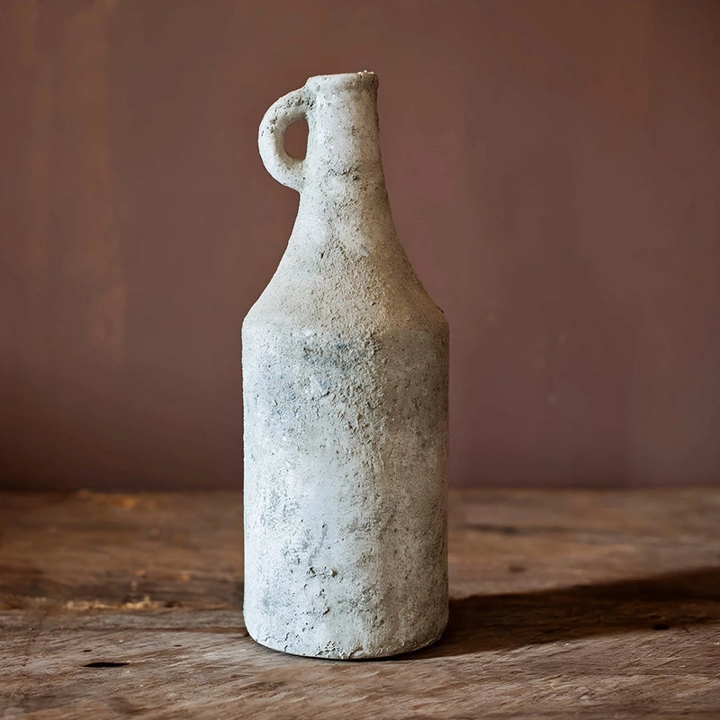 Vase Ancien Forme Bouteille avec Anse présentation du modèle L sans fleur sur une table en bois.