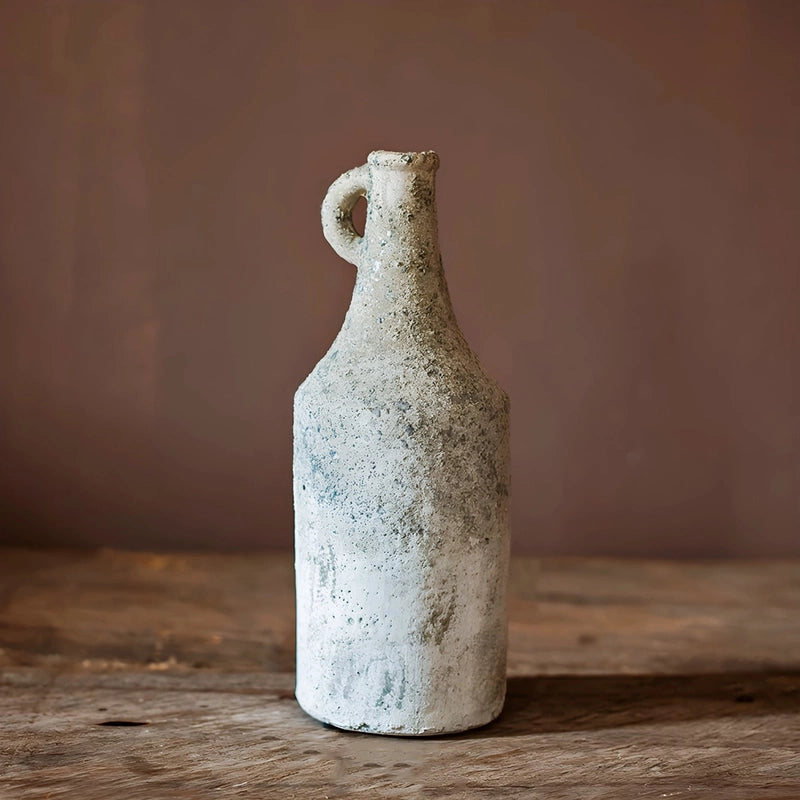 Vase Ancien Forme Bouteille avec Anse présentation du modèle M sans fleurs sur une table en bois.