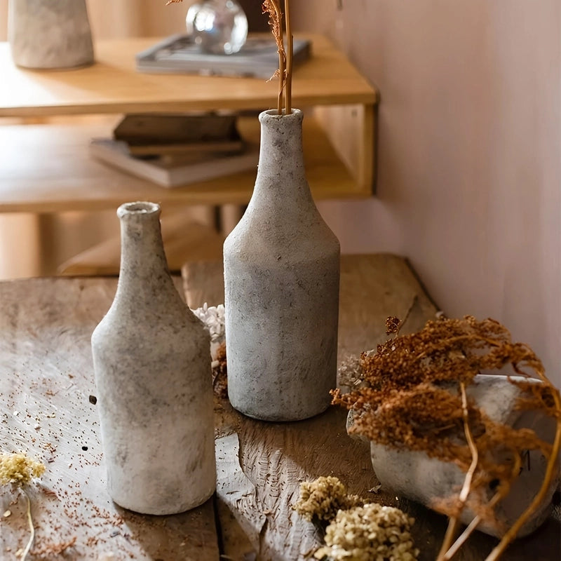 Vase Ancien Forme Bouteille avec Anse présentation des modèles M avec fleurs séchées et L sans fleurs sur une table en bois.