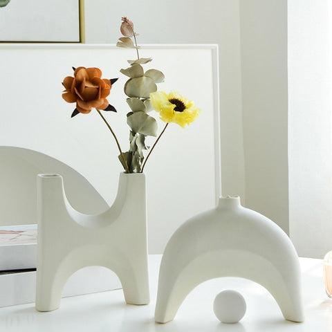 Vase blanc art abstrait en céramique présentation modèle A
