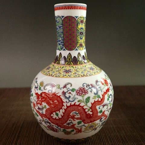 Vase artisanal dragon rouge en porcelaine présentation modèle B.