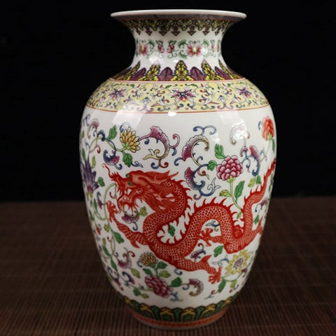 Vase artisanal dragon rouge en porcelaine présentation modèle D.