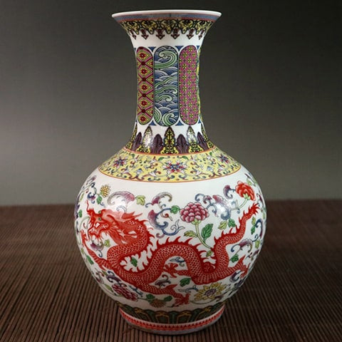 Vase artisanal dragon rouge en porcelaine présentation modèle A