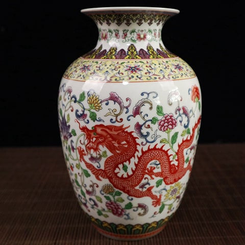 Vase artisanal dragon rouge en porcelaine présentation modèle D